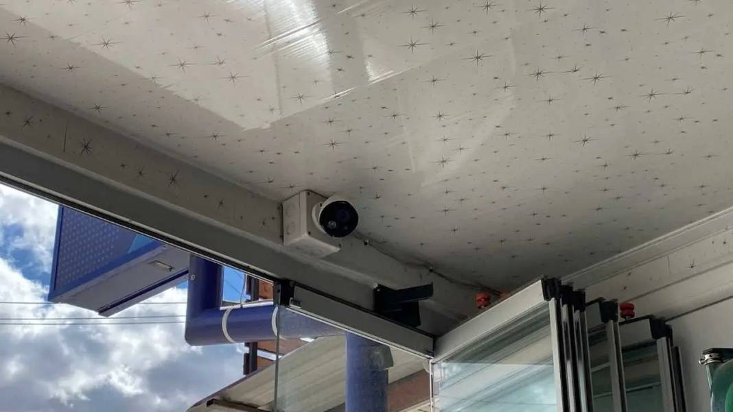 Burdur’da Market Camı Kırarak İçeri Giren Şahıs Saatlerce “Alem Yapmış” 2